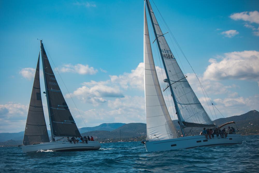 Deux voiliers côte à côte dans le golfe de Saint-Tropez