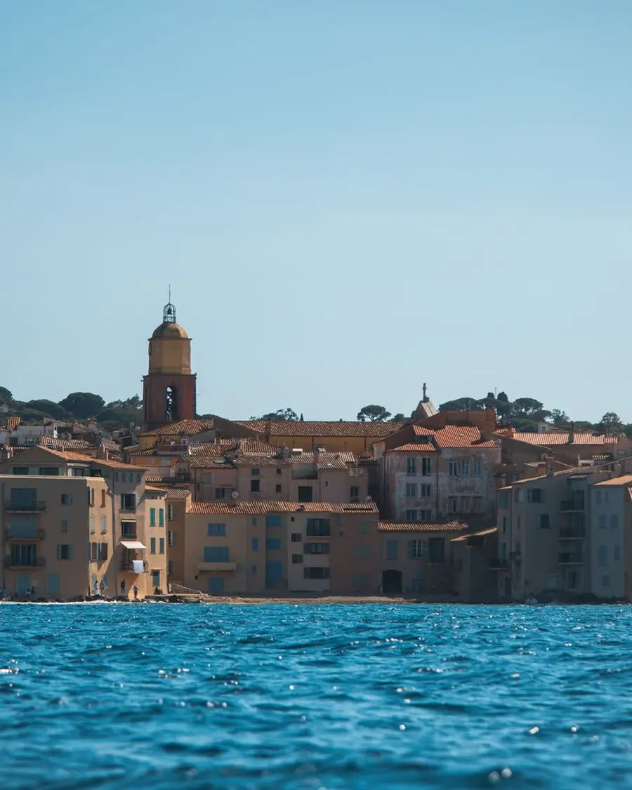 Le village de Saint-Tropez et son clocher vus depuis le golfe