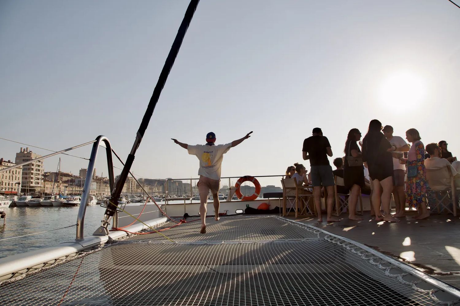 Apéritif au coucher du soleil sur le filet d'un catamaran, à la sortie du Vieux-Port