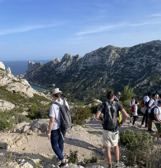 Le groupe sur le sentier qui descend vers la calanque