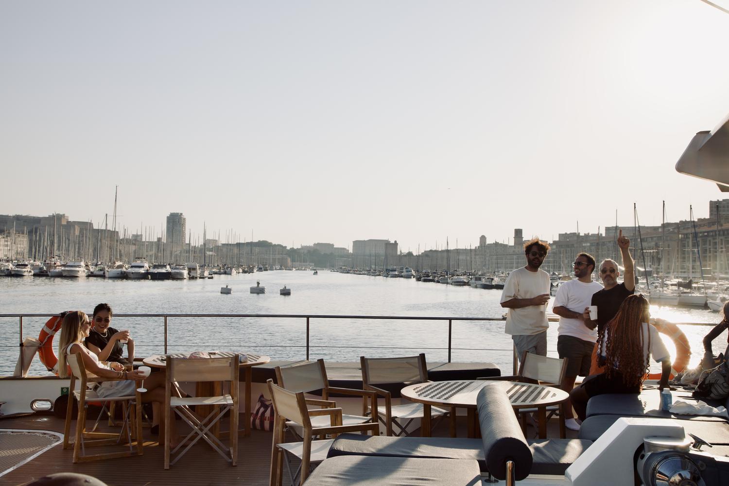 Déjeuner d'un séminaire en terrasse, face au Vieux-Port de Marseille