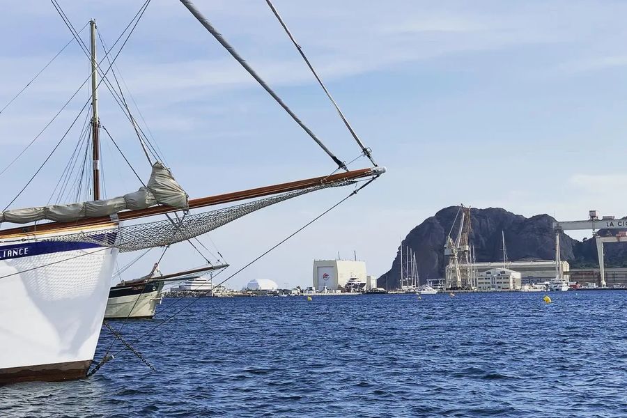 Vieux gréement en navigation devant la côte