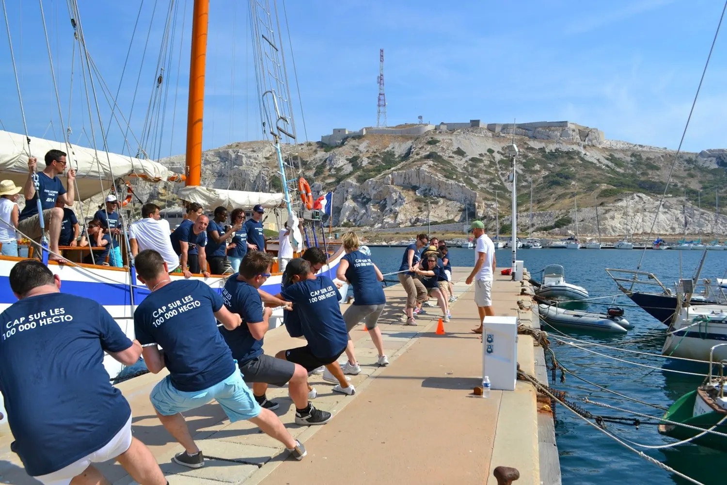 Épreuve de traction en équipe sur un quai, lors d'olympiades