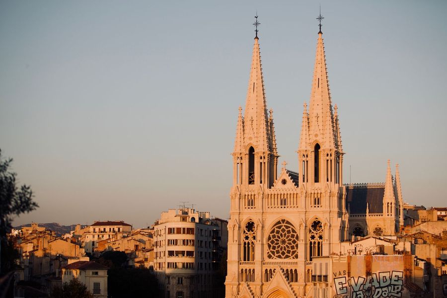 Une église de Marseille au soleil couchant