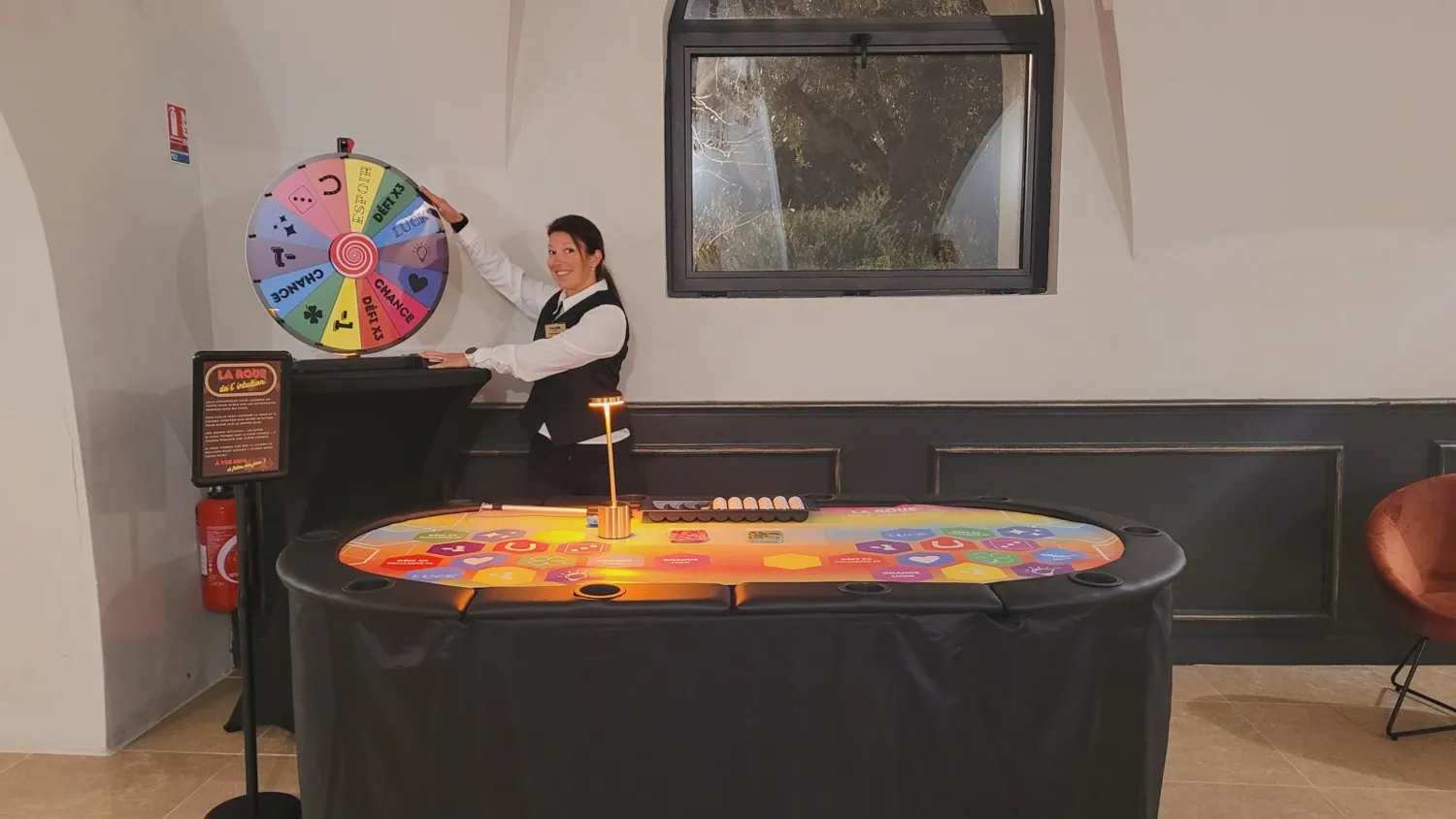Roue de la fortune et table de jeu lumineuse, avant l'ouverture