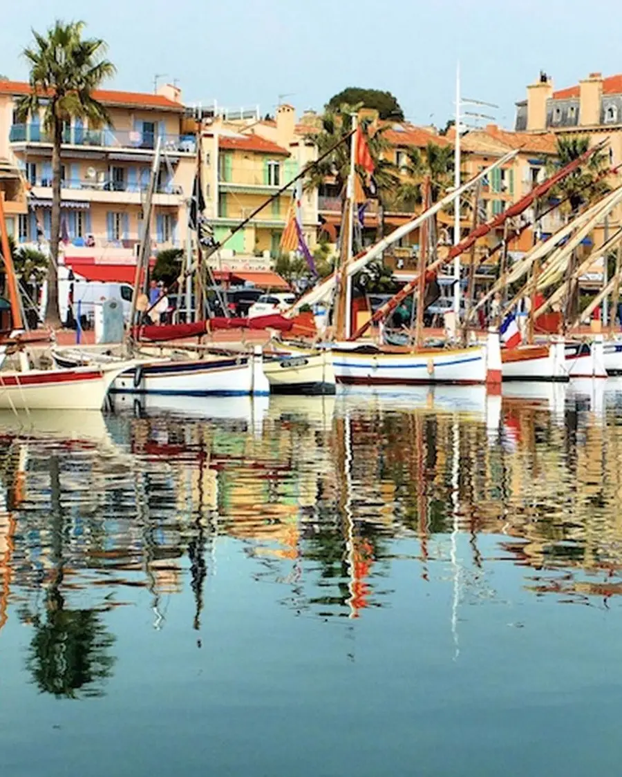 Le port de Bandol, ses bateaux et ses façades colorées, reflétés dans l'eau