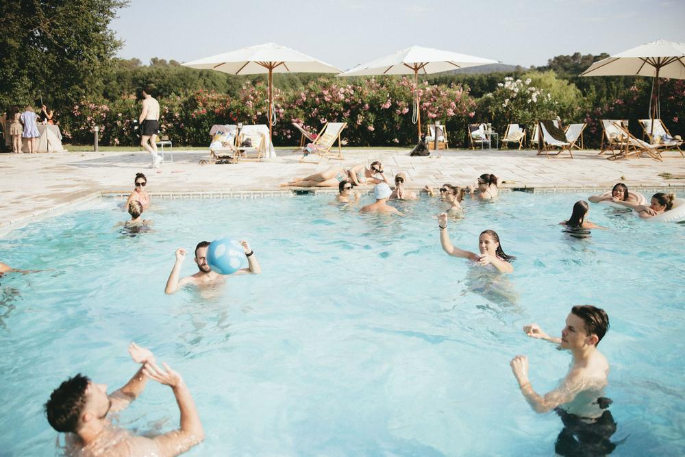 Équipe se baignant dans la piscine d'un domaine pendant la pause
