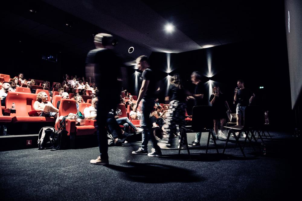 Intervention sur scène devant l'auditorium, pendant une convention