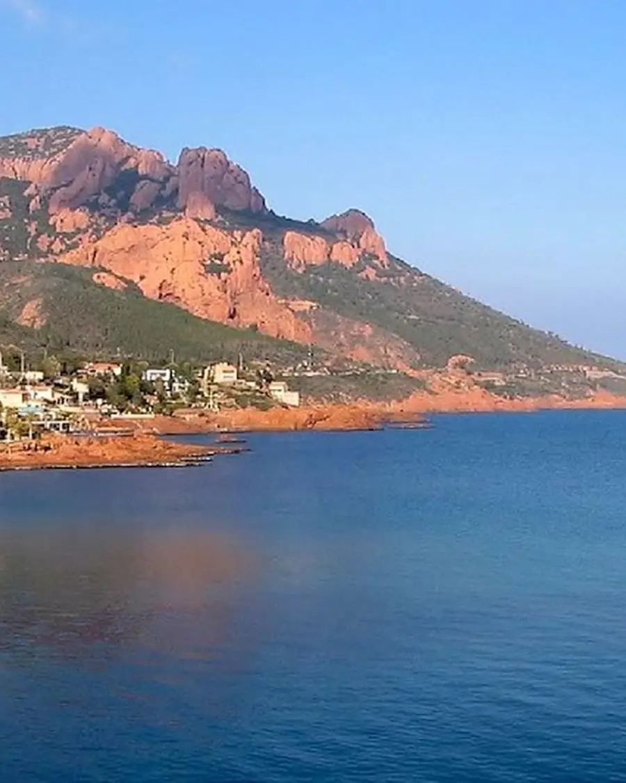 Les roches rouges de l'Estérel plongeant dans la mer