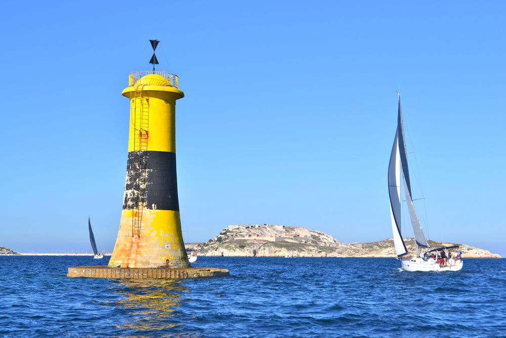 Voilier au large des îles du Frioul, devant la balise jaune et noire