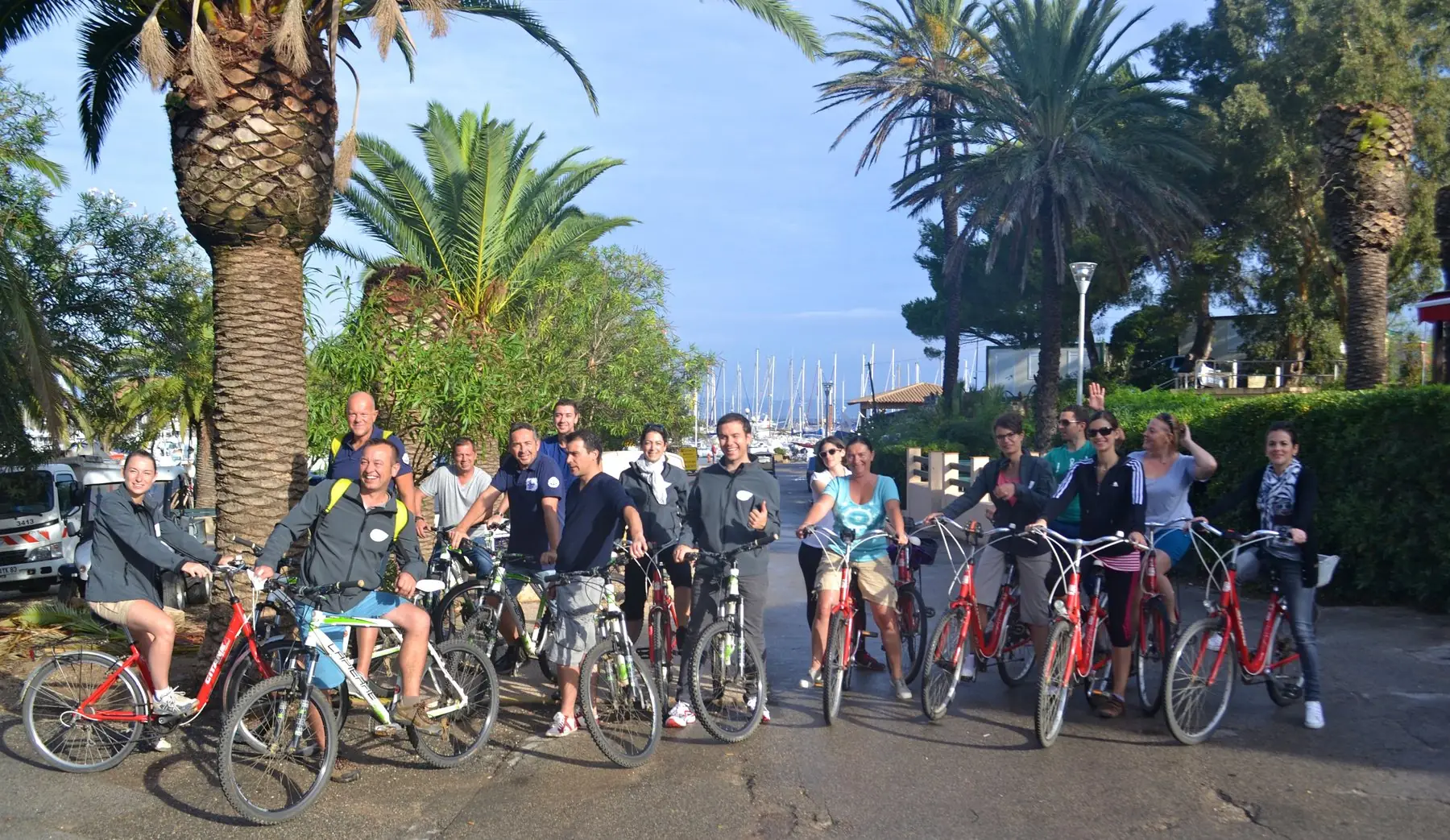 Groupe d'entreprise et ses vélos à assistance électrique, avant le départ