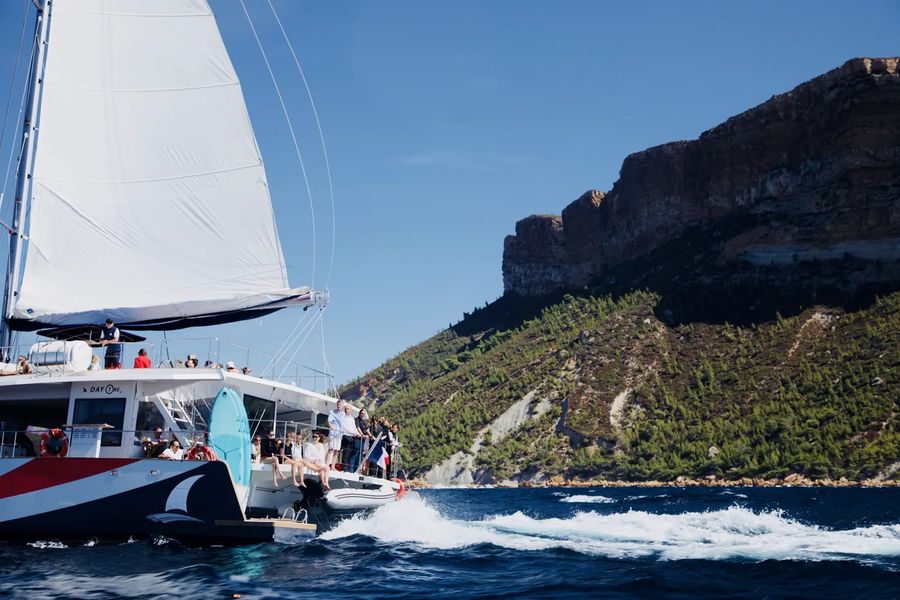 Maxi-catamaran en navigation le long de la côte