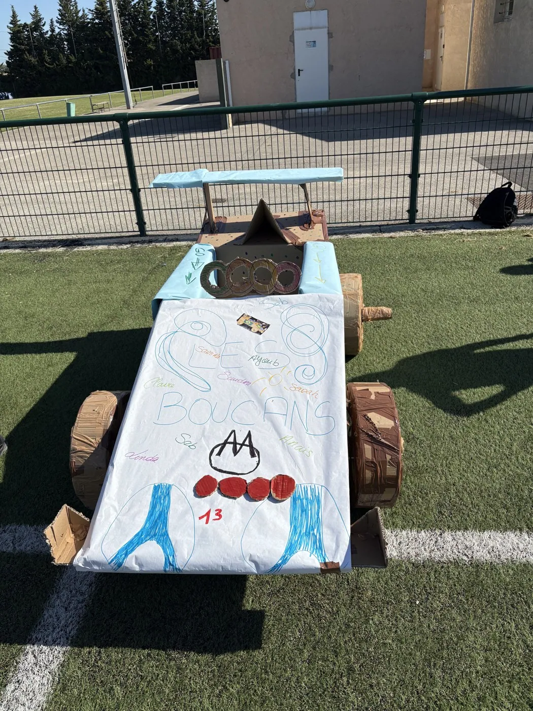 Voiture en carton décorée aux couleurs d'une équipe