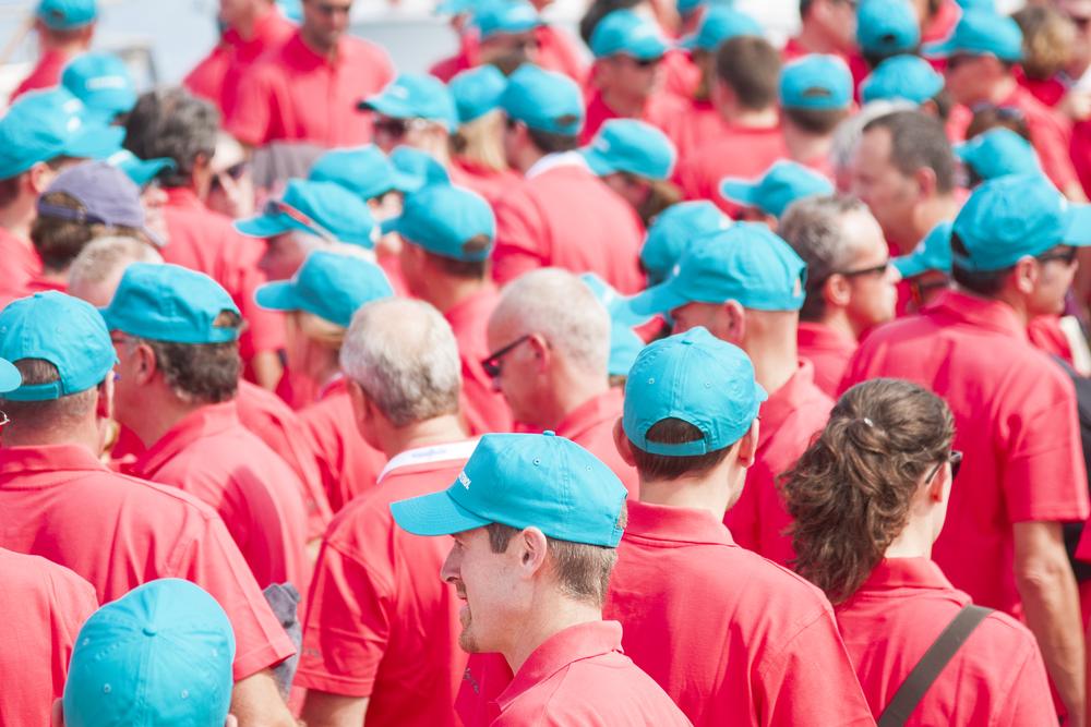 Des dizaines de participants en tenue d'équipe pendant une activité de convention