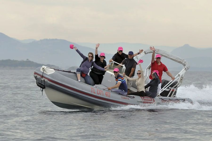 Équipes à bord de semi-rigides pendant un rallye nautique