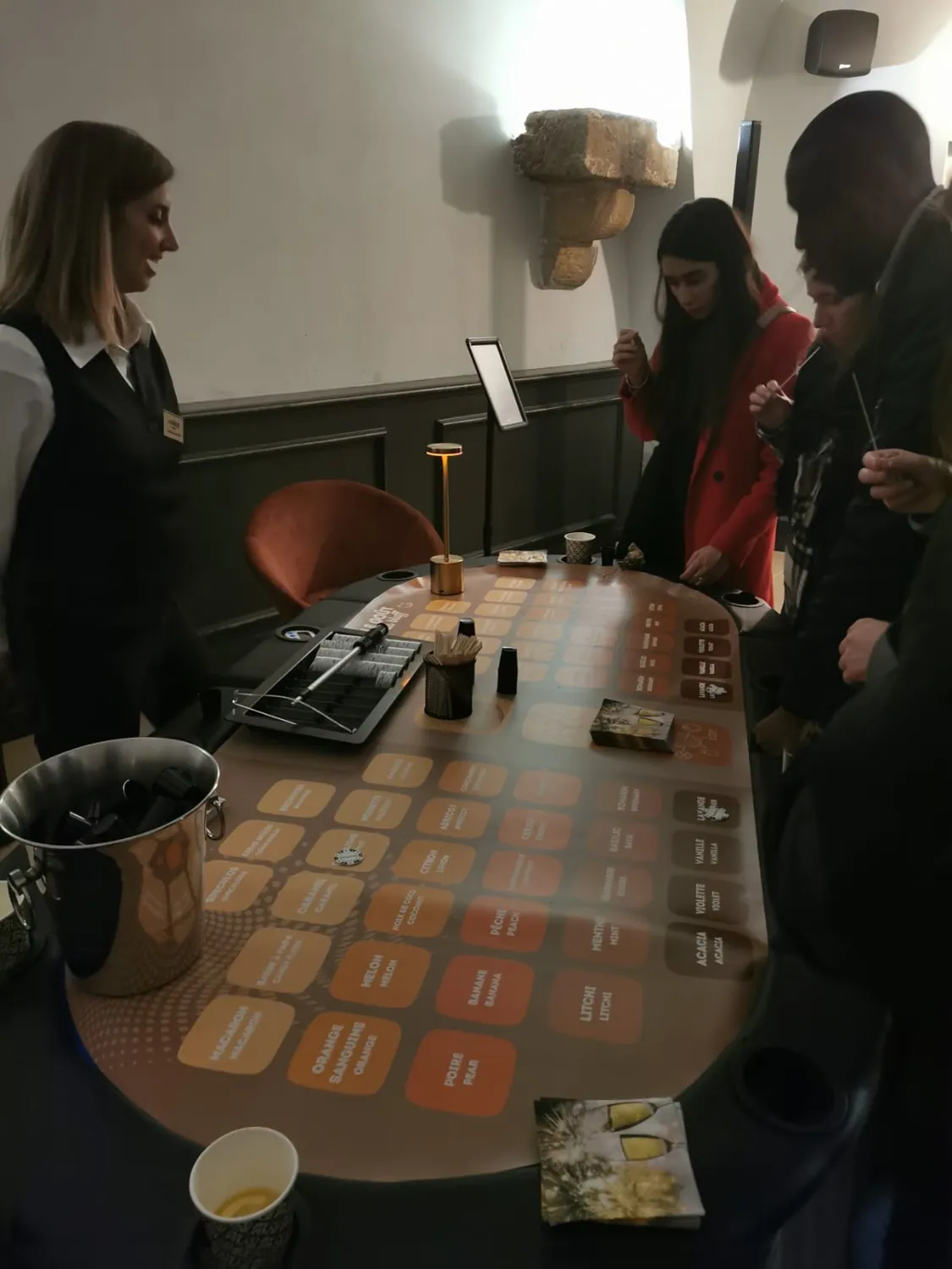 Un groupe autour d'une table, en pleine partie
