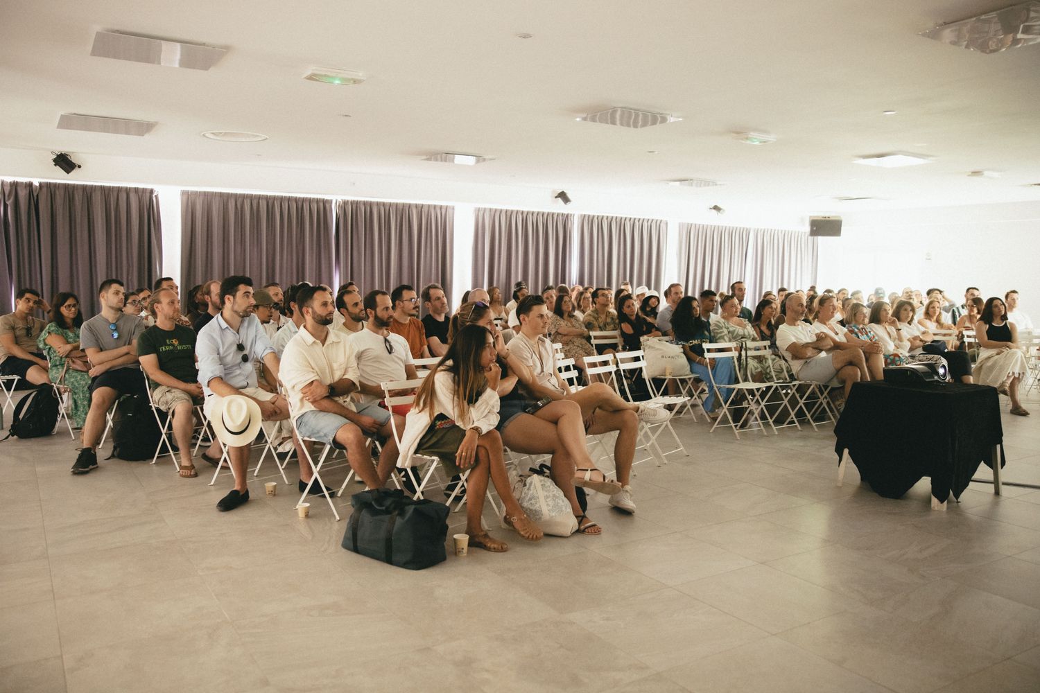 Salle de réunion pleine pendant la présentation de l'entreprise aux nouveaux arrivants