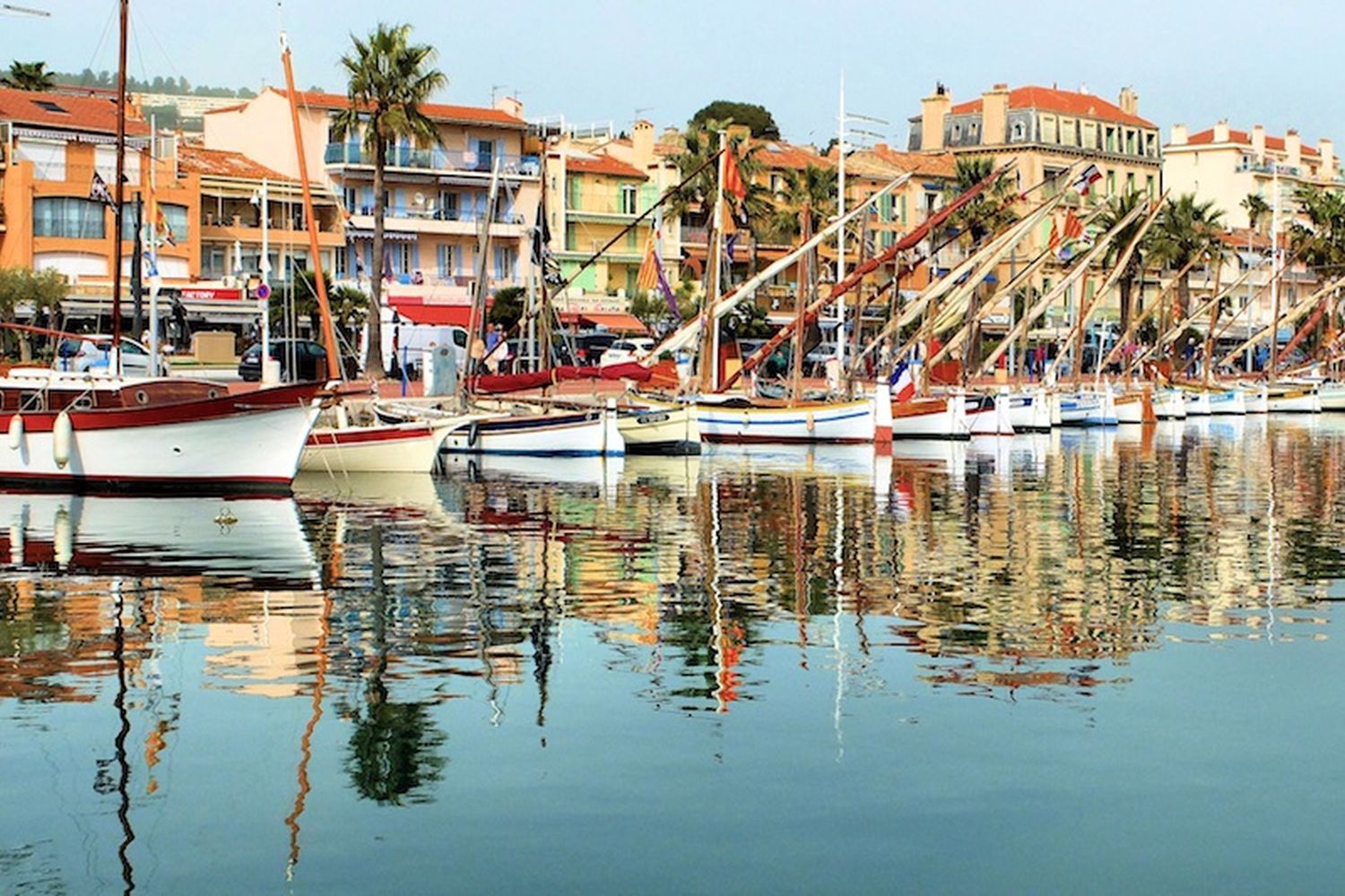 Le port de Bandol et ses façades colorées