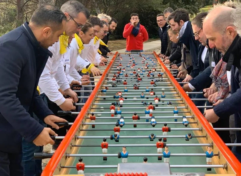Le babyfoot géant installé en extérieur, deux équipes de part et d'autre