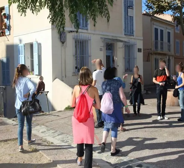 Une équipe en rallye urbain remonte une rue d'un quartier ancien