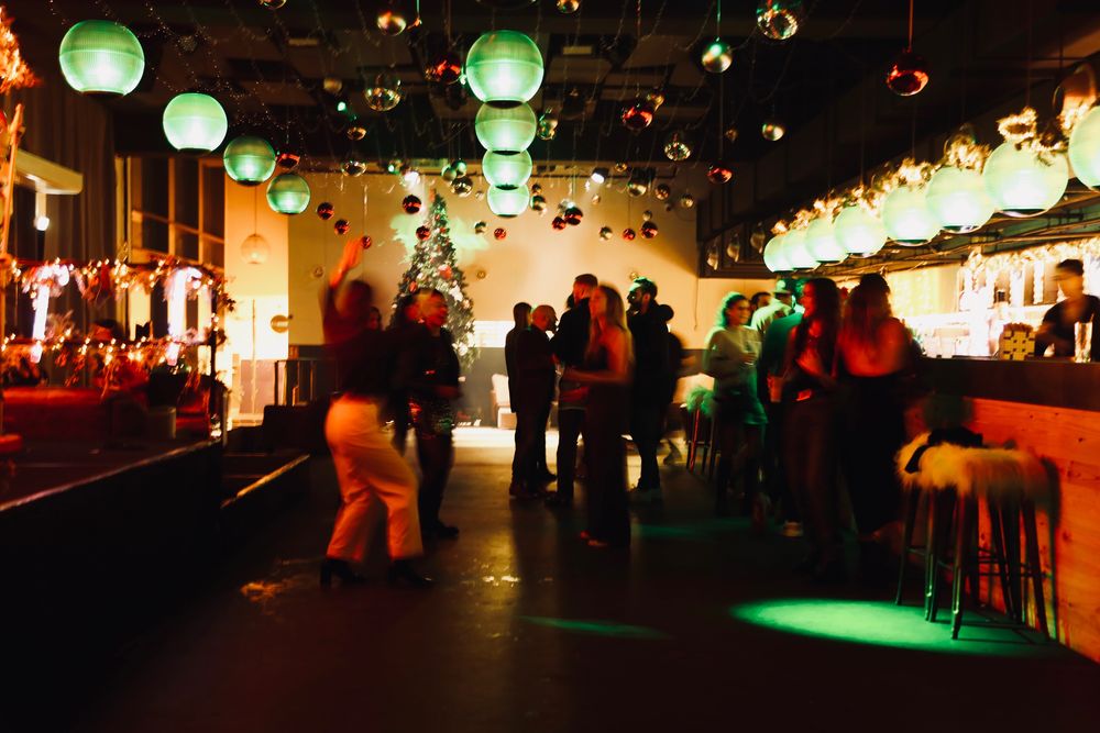 Salle illuminée de lanternes et de lumières vertes, en fin de soirée