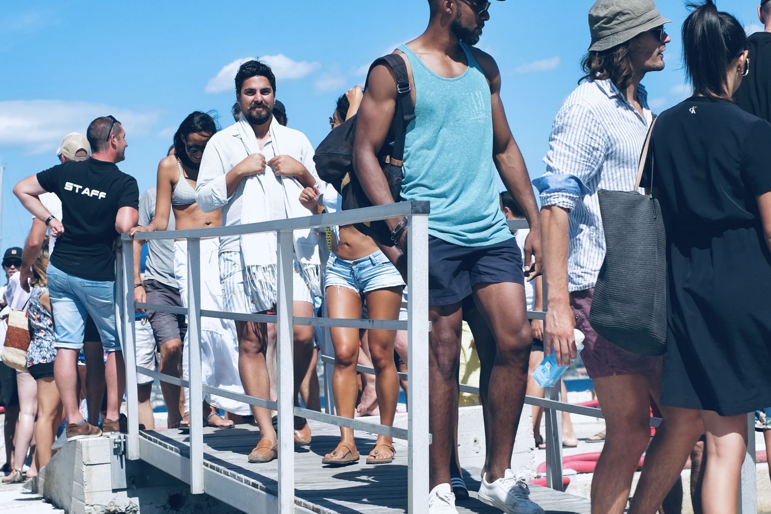 Groupe d'intégration montant à bord d'un bateau, sur la passerelle