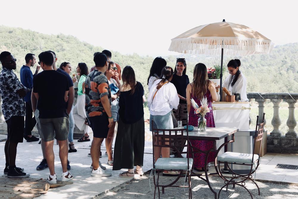 Cocktail en terrasse face aux collines, pendant une convention