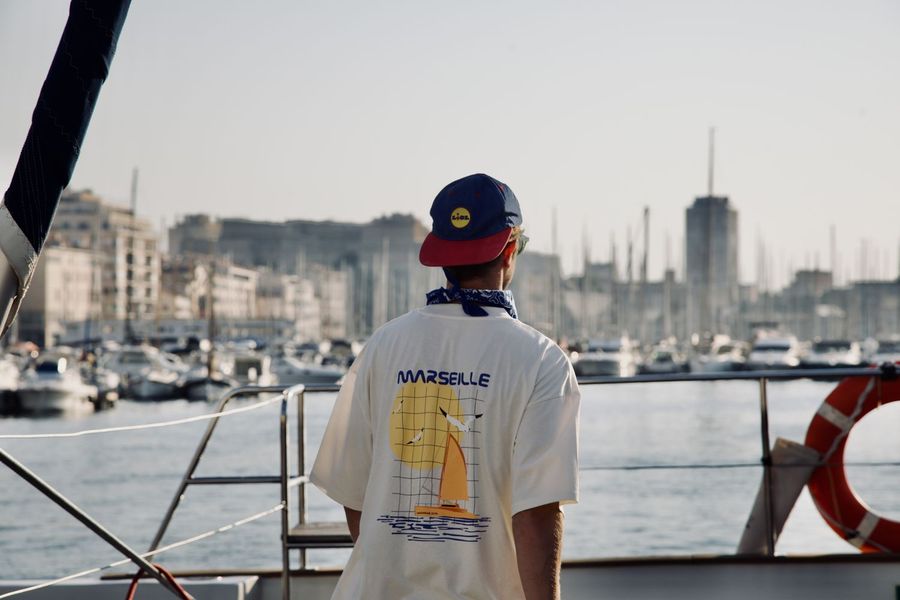 Participant face au Vieux-Port de Marseille