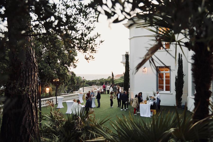 Invités d'un séminaire réunis dans le jardin d'un hôtel en bord de mer