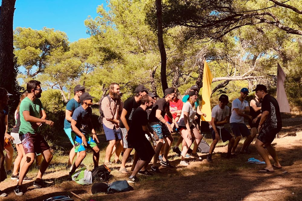 Équipes au coude à coude sous les pins, pendant une épreuve collective