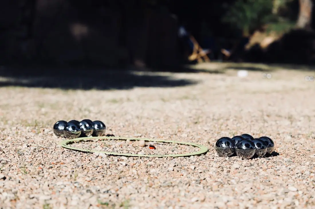 Boules de pétanque et cochonnet sur un terrain en Provence