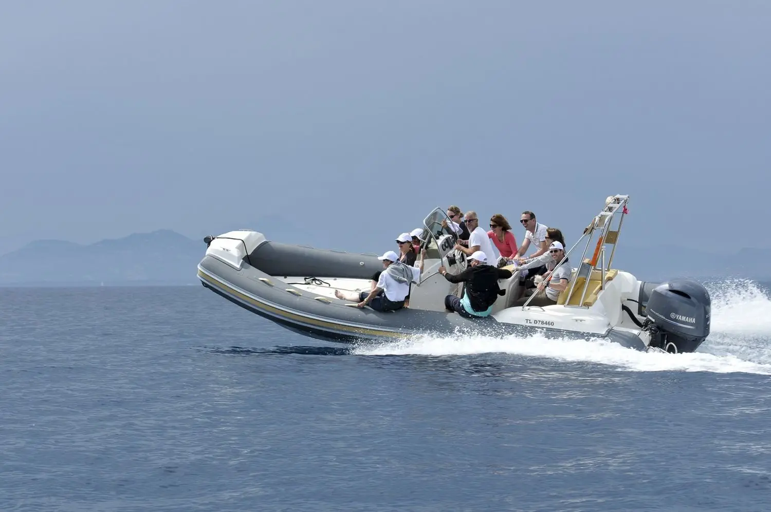Semi-rigide privatisé en navigation entre deux îles pendant un rallye nautique