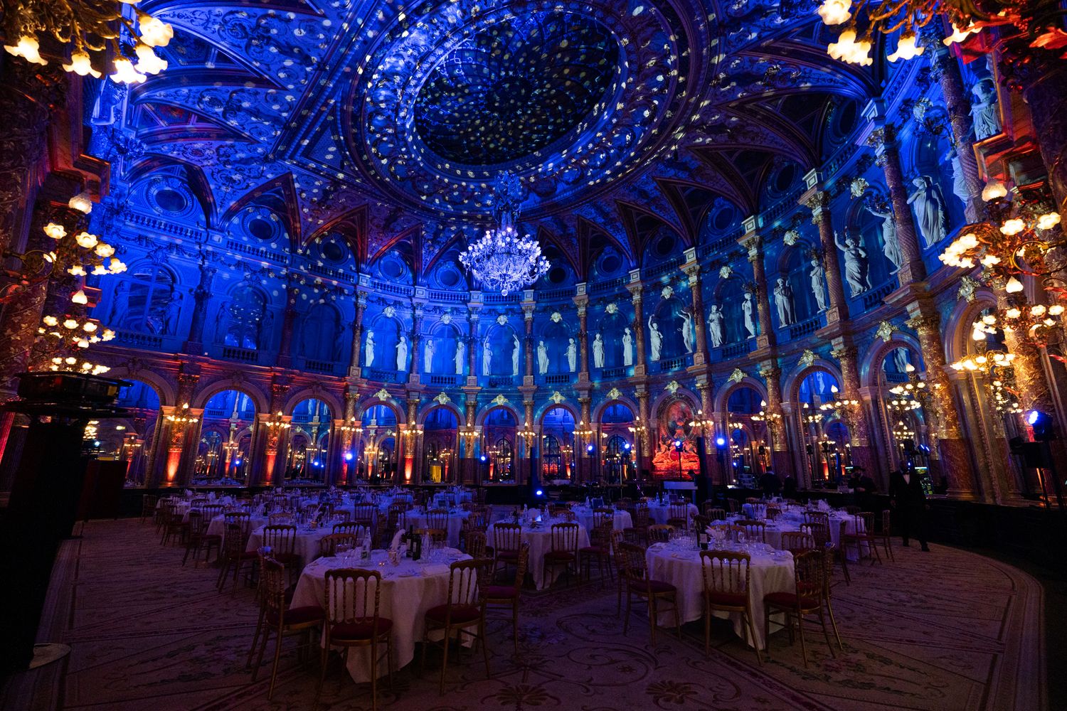 Grande salle de réception sous une coupole illuminée de bleu