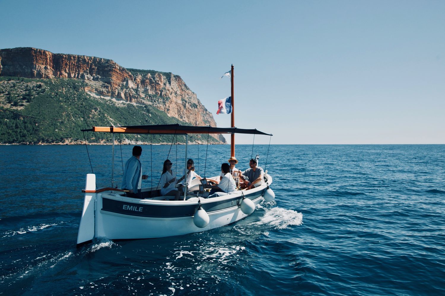Pointu provençal naviguant au pied du cap Canaille