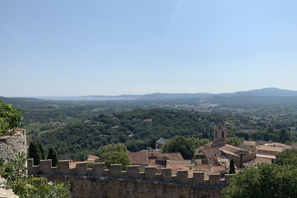 Village perché au-dessus des vignes et de la mer