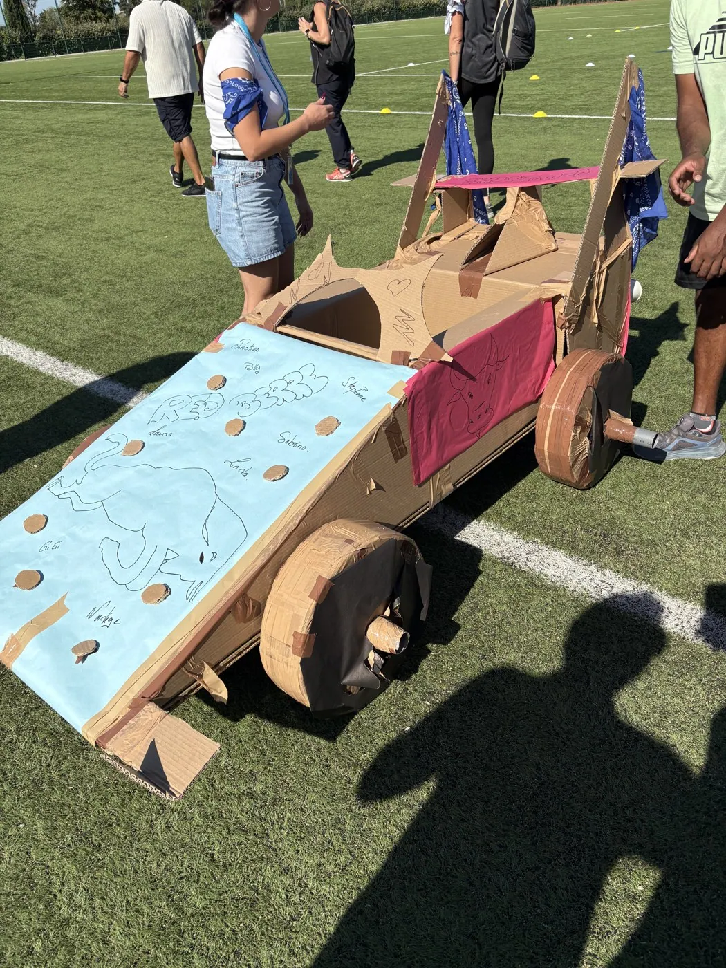 Voiture en carton terminée, capot peint par l'équipe