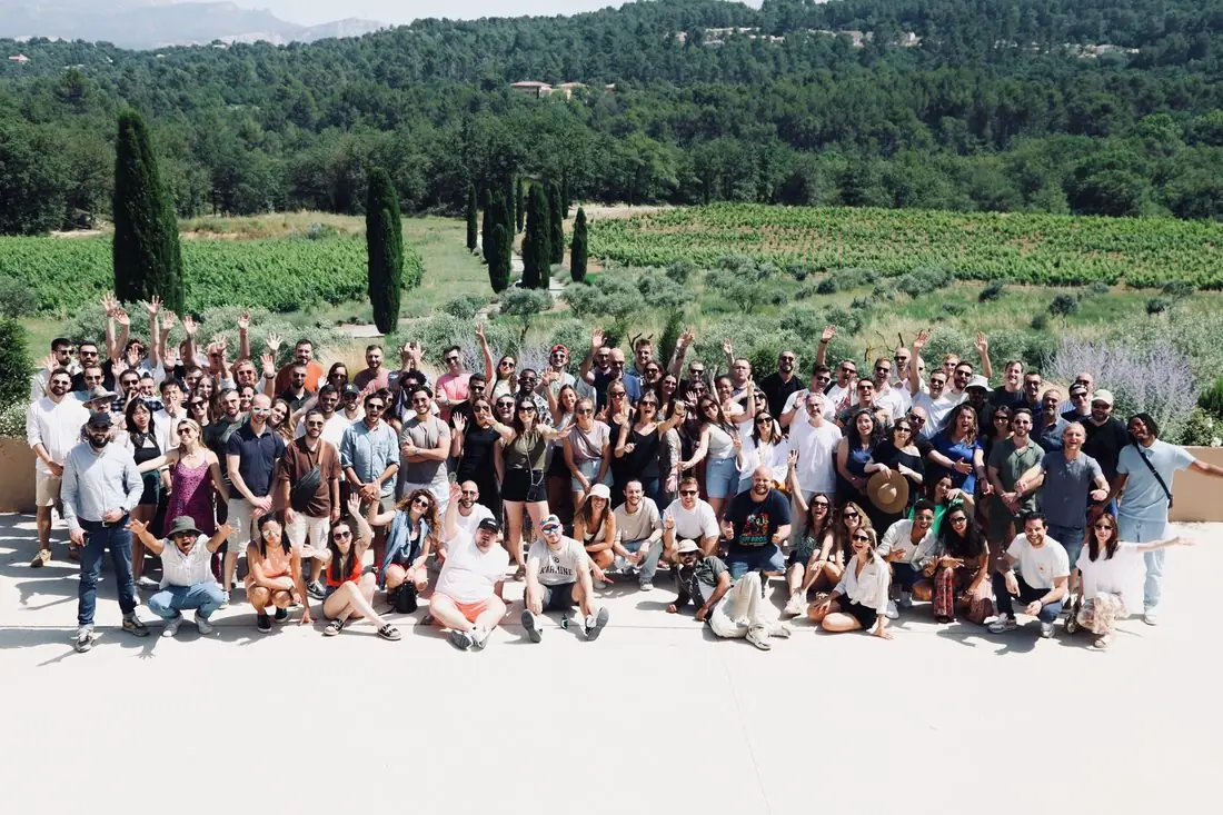 Groupe d'entreprise réuni devant un vignoble de Provence