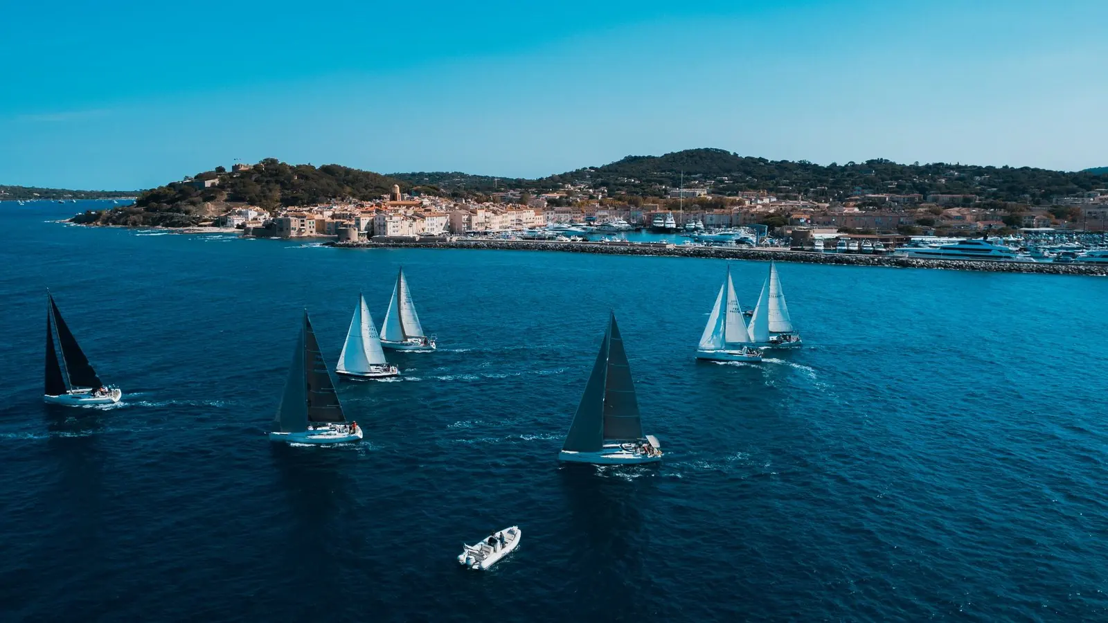 La flotte d'une régate d'entreprise au large de Saint-Tropez