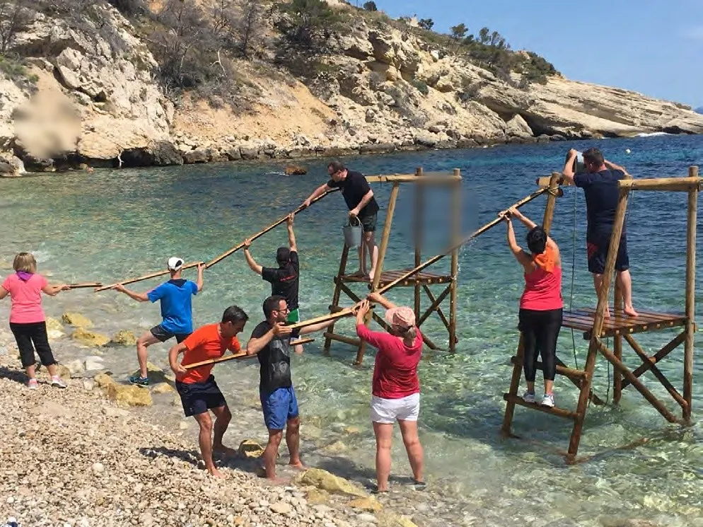 Construction d'un radeau en équipe, les pieds dans l'eau