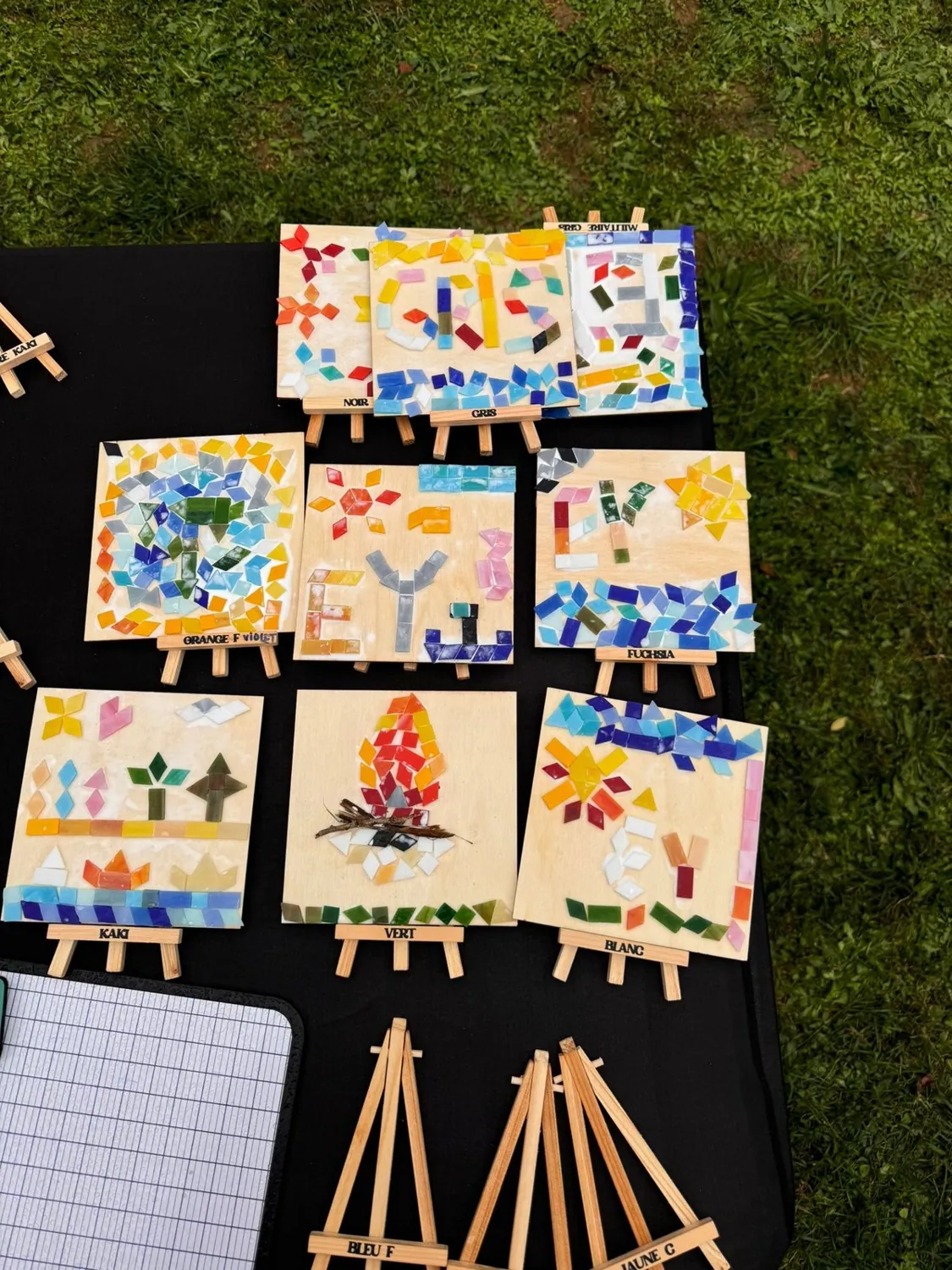 Les tableaux réalisés par les équipes, alignés sur leurs chevalets