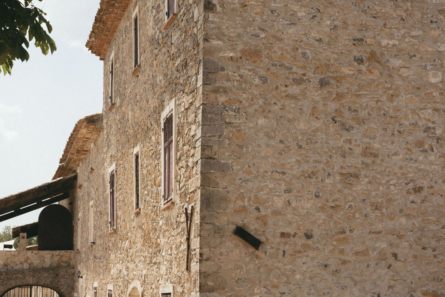 Façade en pierre d'une bastide provençale, lieu d'un séminaire résidentiel