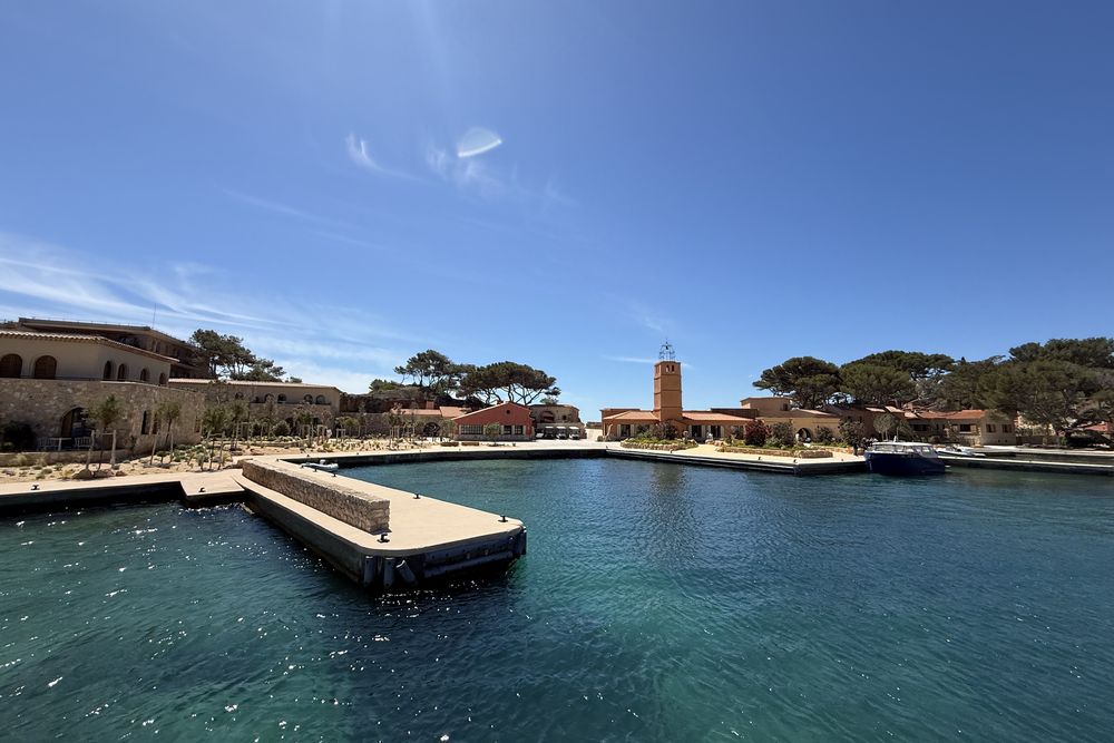 Le port de l'île de Bendor et sa jetée, au soleil