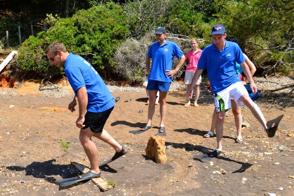 Épreuve en palmes sur une plage, pendant des olympiades