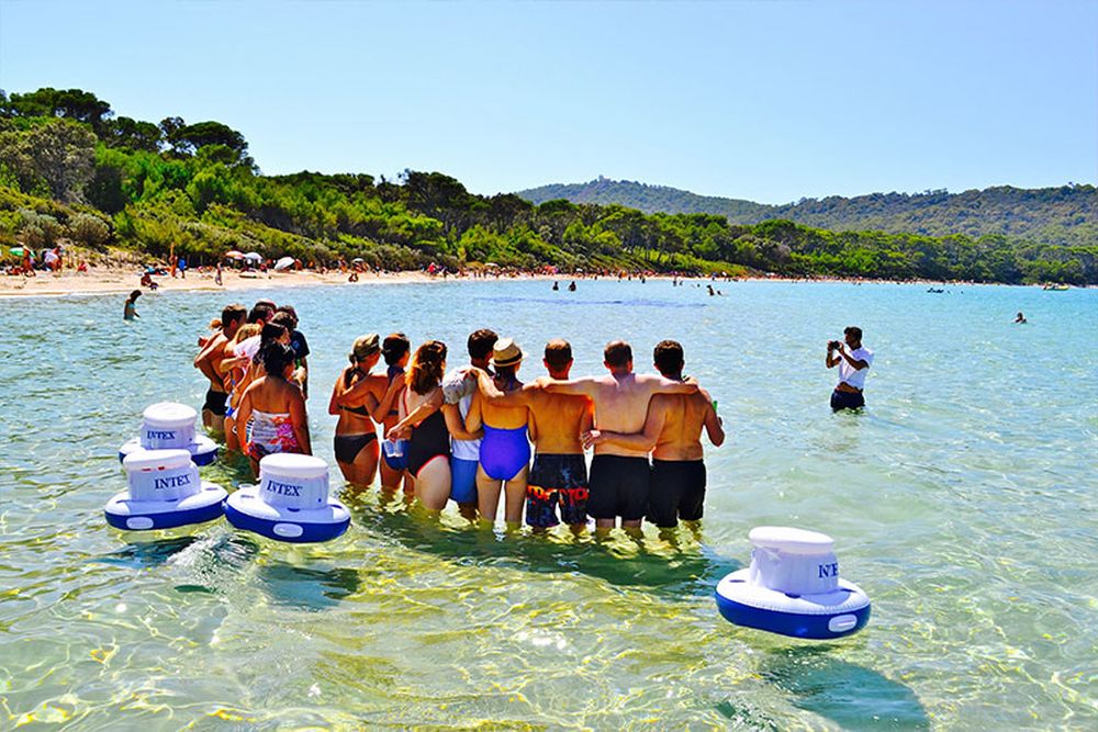 Groupe dans l'eau turquoise d'une plage de Porquerolles